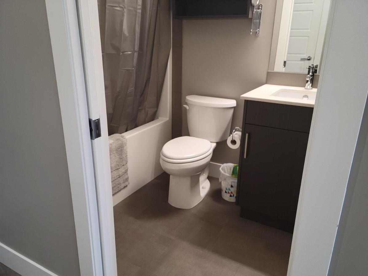 Cozy Studio Suite, 15Min Walk To Downtown Kelowna Exterior photo